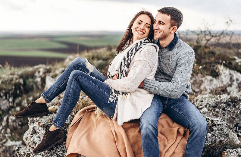Date nights can be so much fun, but they can also be so expensive! Even just dinner and a movie can put a dent in your budget. So why not try these budget friendly date night ideas that are tons of fun, without the huge price tag.