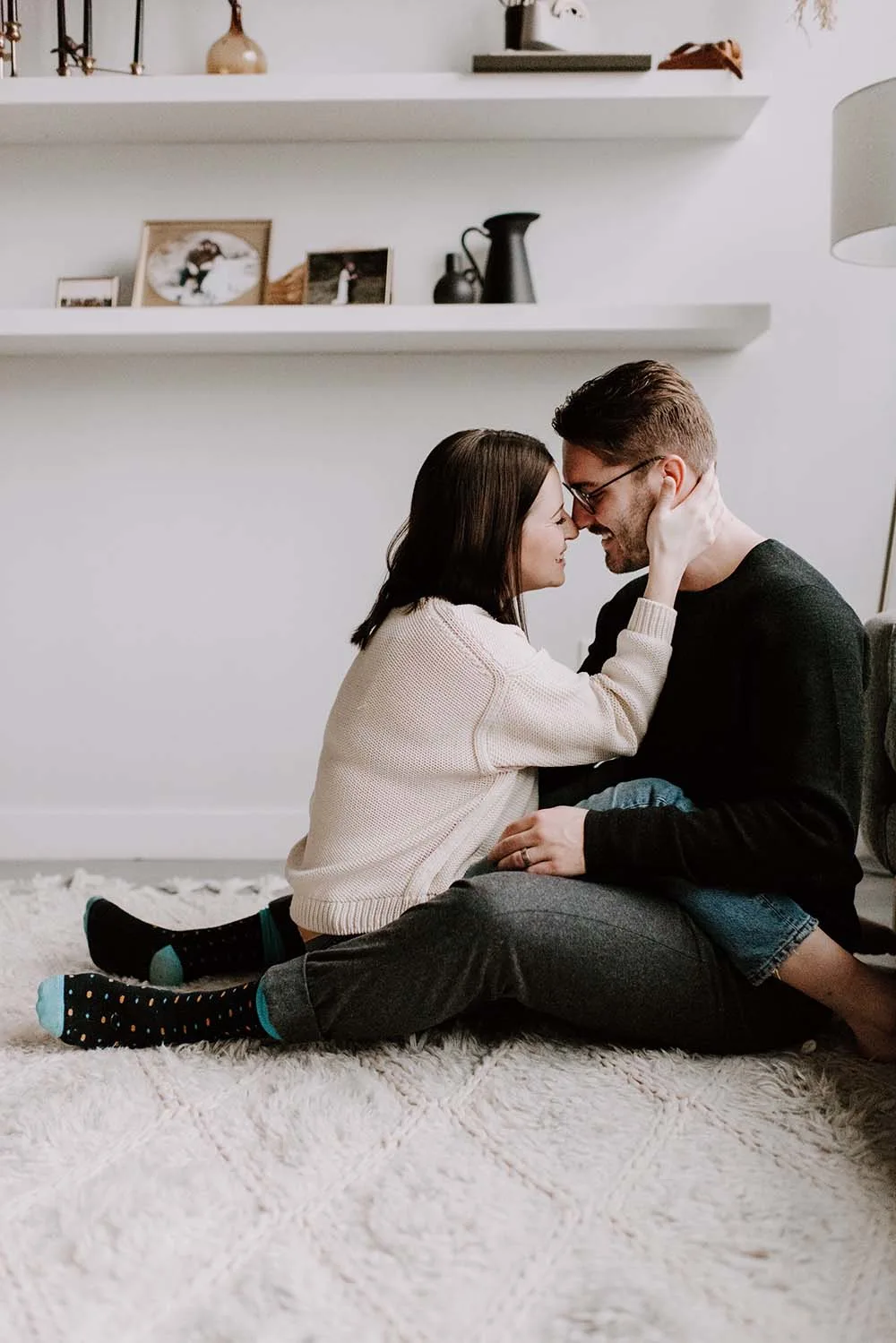 The holiday season is a busy time and it's easy to let emotions boil over into arguments. This is how you can stay connected to your husband this Christmas.