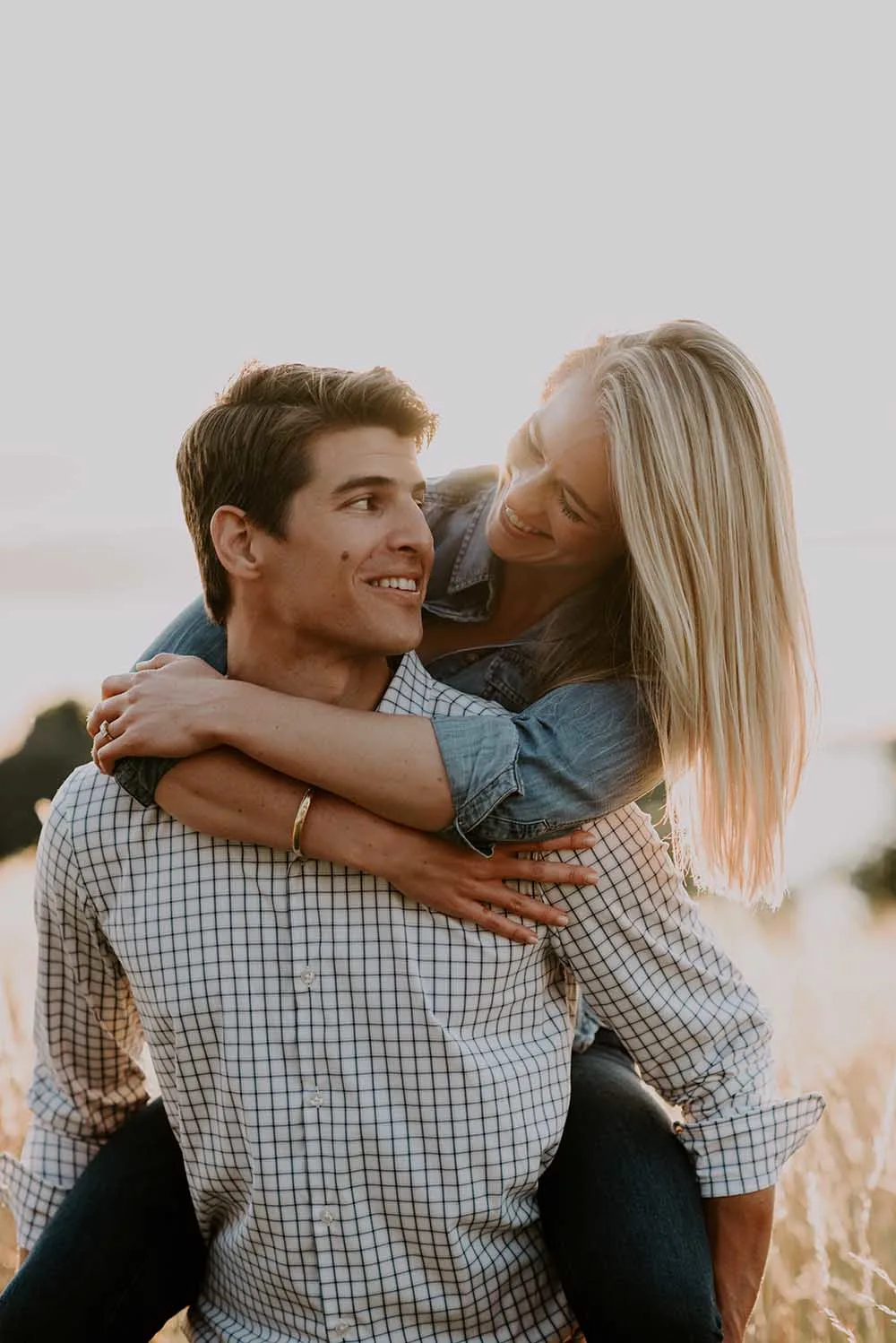 The holiday season is a busy time and it's easy to let emotions boil over into arguments. This is how you can stay connected to your husband this Christmas.