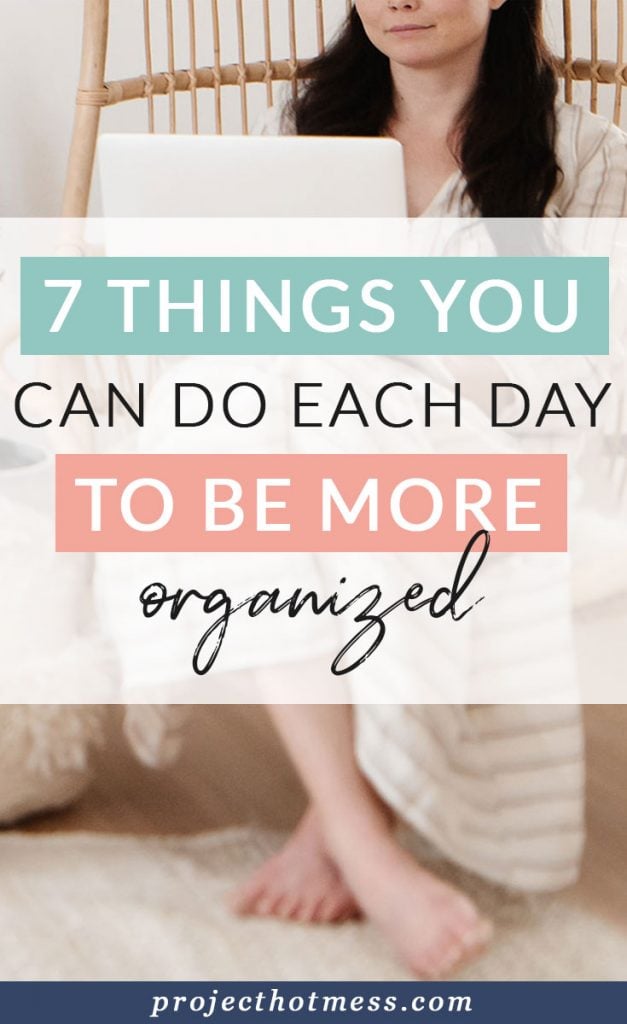 Are you looking for ways to be more organized, but it seems so overwhelming? Being organized doesn't have to be hard! Here are 7 things you can do each day to be more organized.