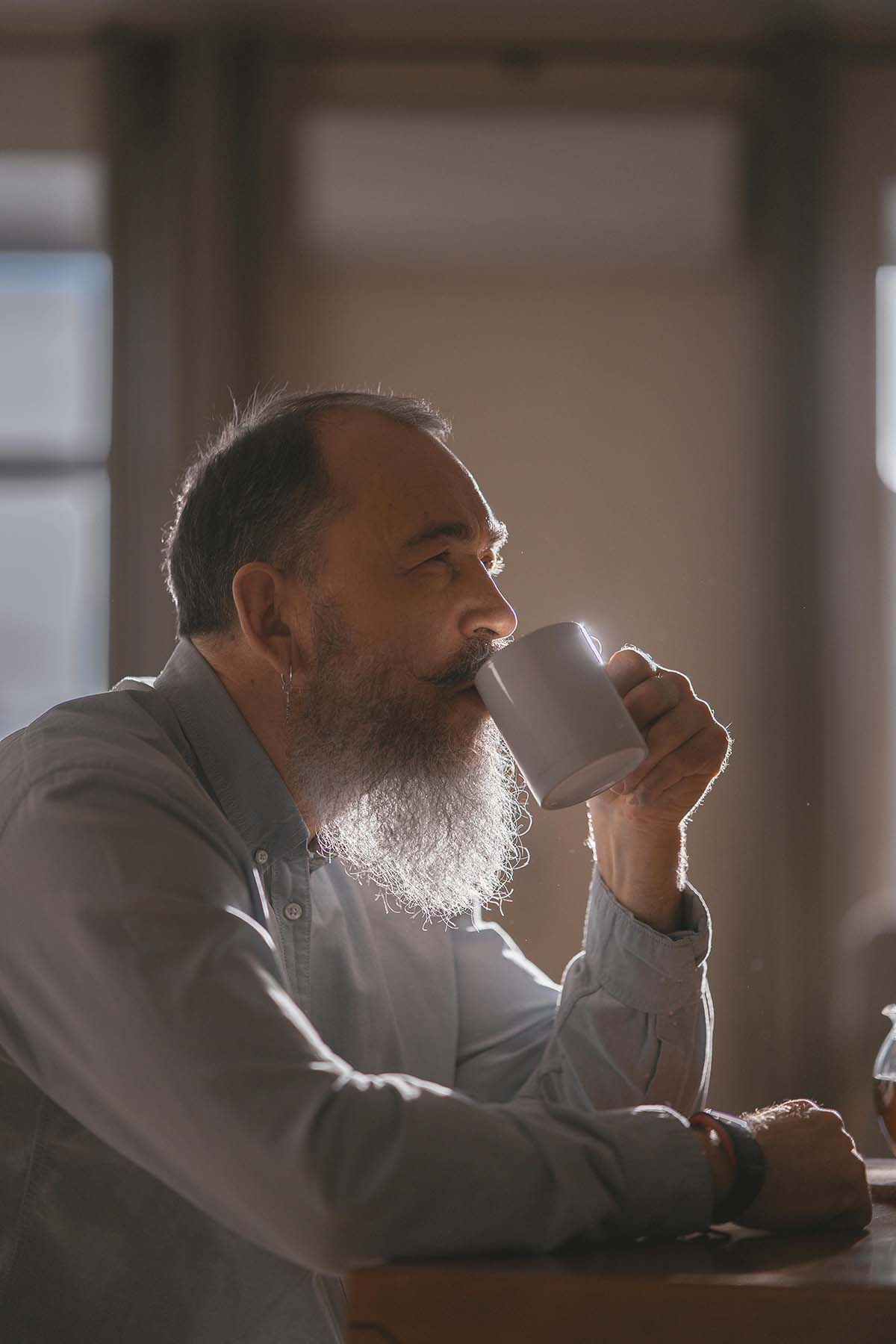 Strengthen your bond with your dad by asking these meaningful questions 💙✨. Whether you're reminiscing about childhood memories or uncovering life lessons, these prompts will spark deep conversations and bring you closer together. Perfect for Father's Day, family gatherings, or just a heartfelt chat. Start the conversation today! 🏡💬